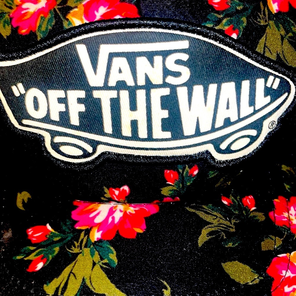 Vans off the wall black & red floral hat